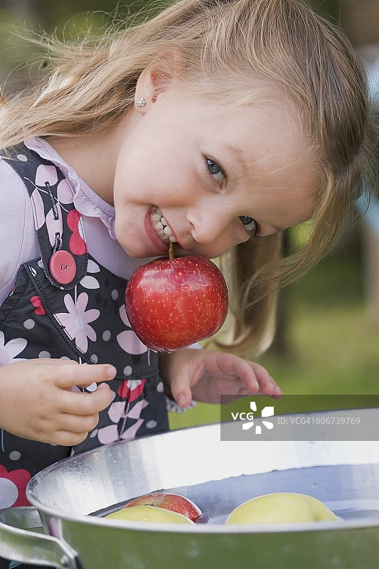 咬苹果的女孩图片素材