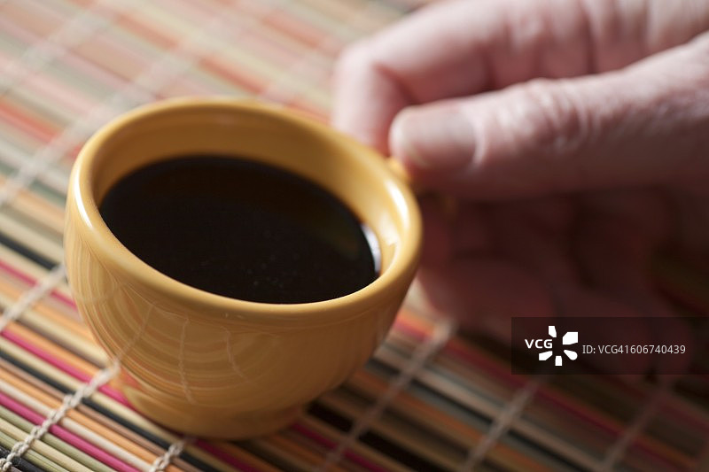 手持浓缩咖啡杯图片素材