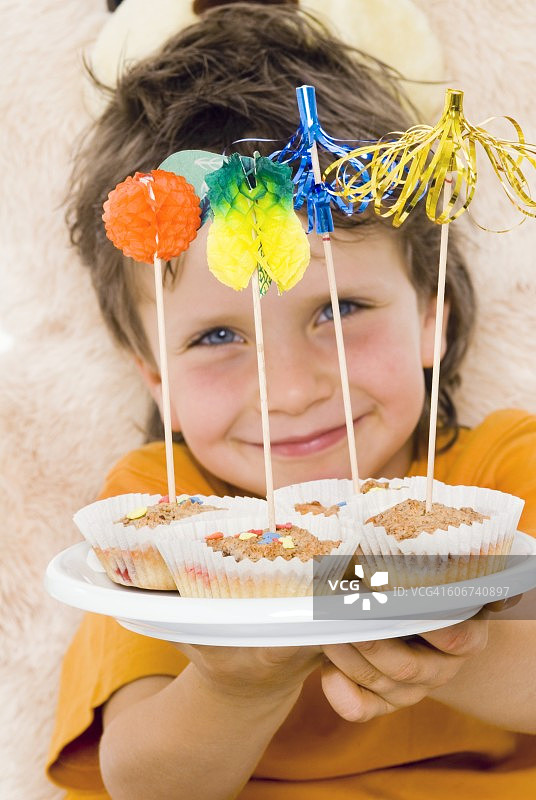 男孩端着一盘松饼图片素材