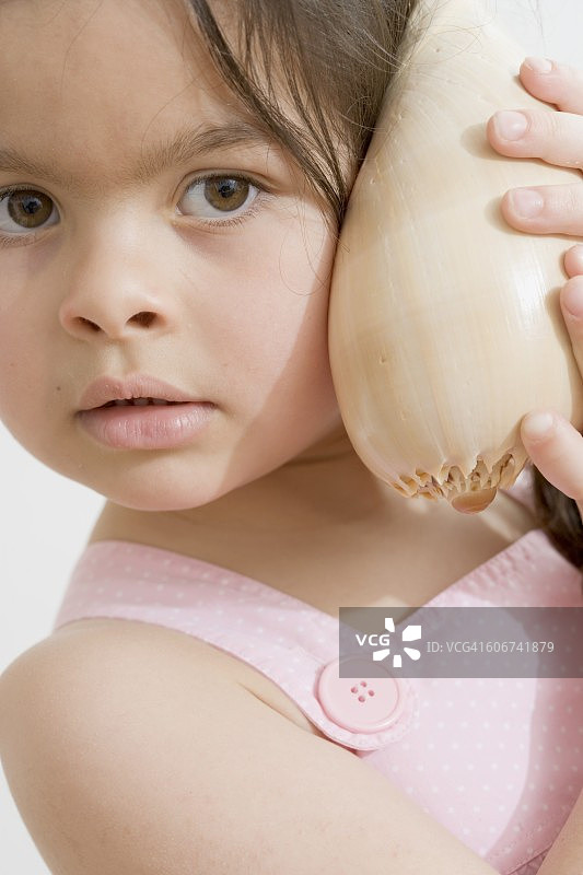 女孩在听海螺图片素材