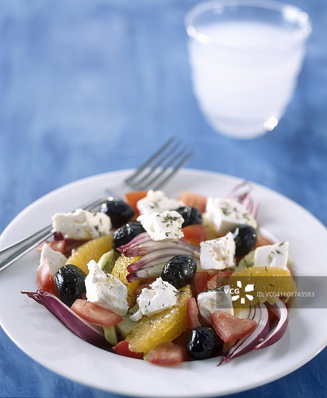 菲达橙子红洋葱和黑橄榄沙拉图片素材