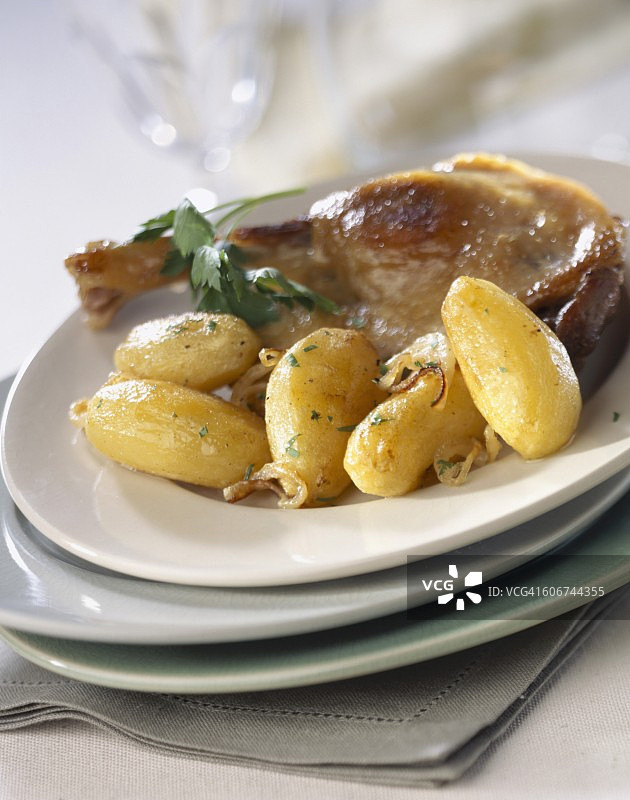 鸭肉罐头配土豆图片素材