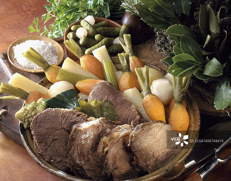 法式牛肉蔬菜清汤图片素材