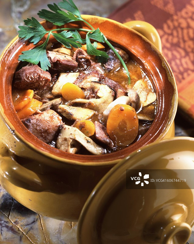 炖小牛肉头和小牛舌图片素材