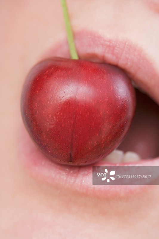 嘴里的樱桃（特写）图片素材