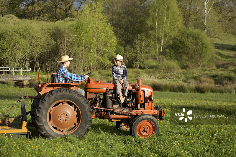 孩子们在拖拉机上图片素材