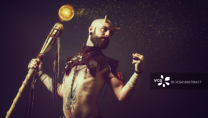 生物手持魔杖图片素材