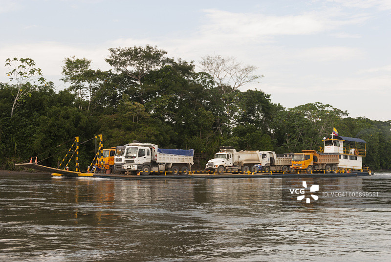 纳波河上的卡车渡轮图片素材