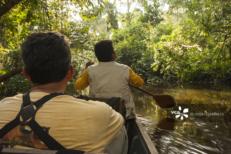 独木舟探索亚马逊雨林图片素材