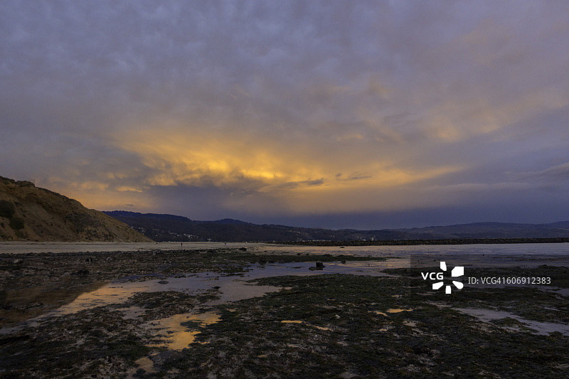 半月湾的明亮云彩图片素材