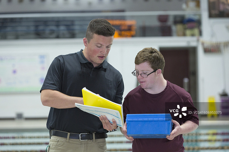 在大学记录游泳池PH值的唐氏综合征青年图片素材