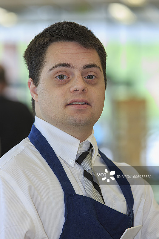 在杂货店工作的唐氏综合征患者肖像图片素材