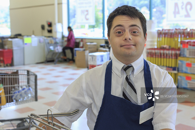 在杂货店工作的唐氏综合征男人图片素材