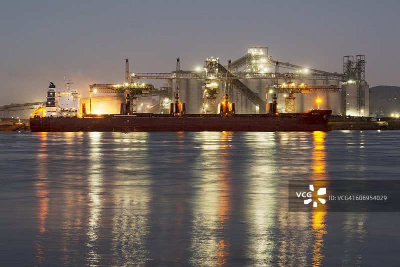 散货船装载谷物，华盛顿州朗维尤图片素材