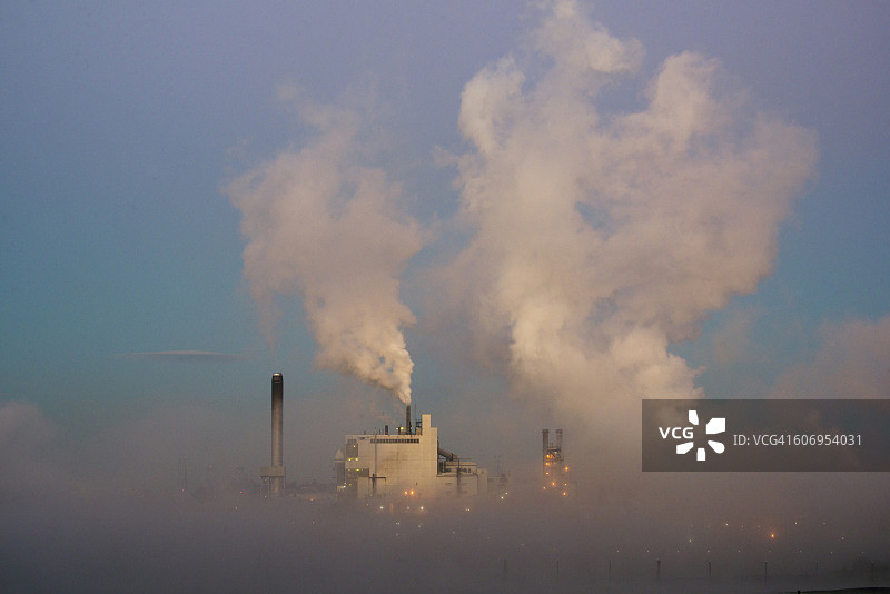 华盛顿州塔科马市雾中造纸厂图片素材