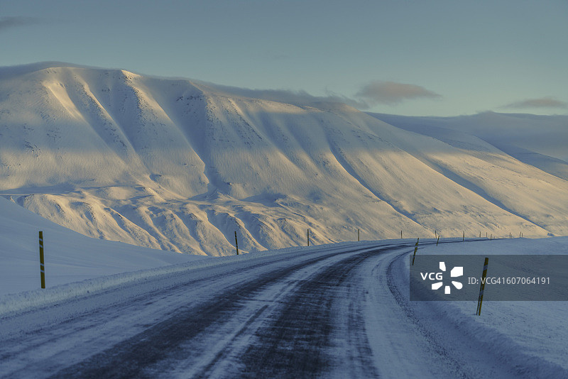 冰岛的空旷山路图片素材
