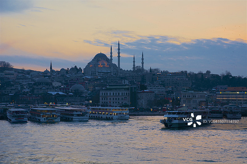 暮光时分金角湾的游船图片素材