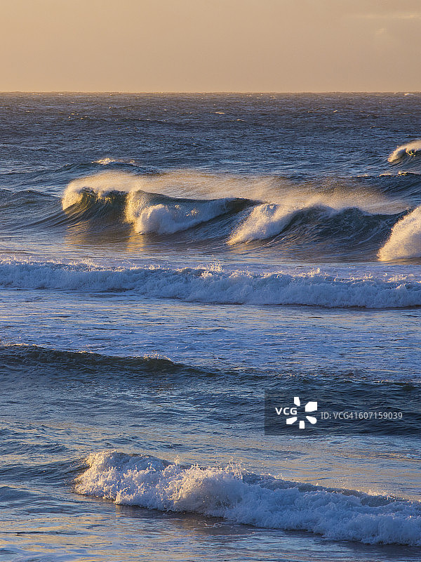 达尼丁圣克莱尔海滩的惊涛拍岸图片素材