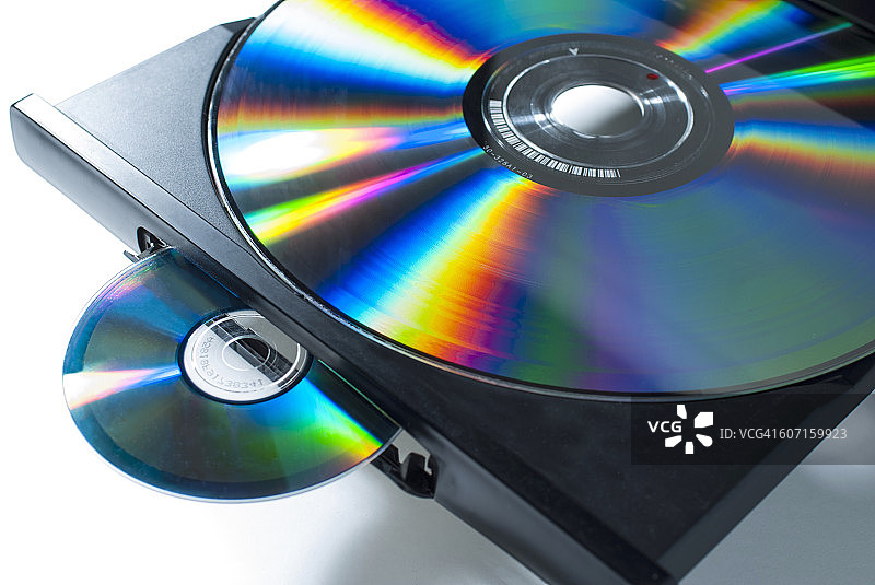 激光光盘播放机托盘中的CD和激光影碟图片素材