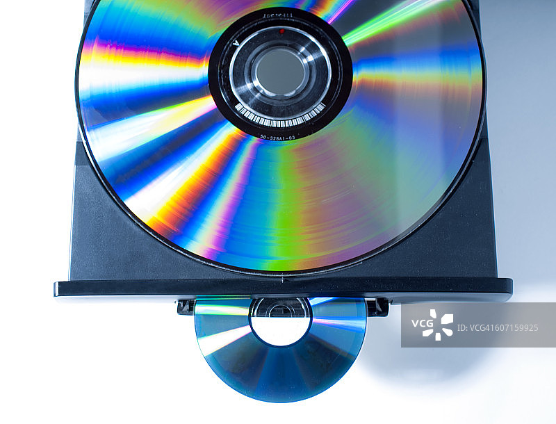 激光光盘播放机托盘中的CD和激光影碟图片素材