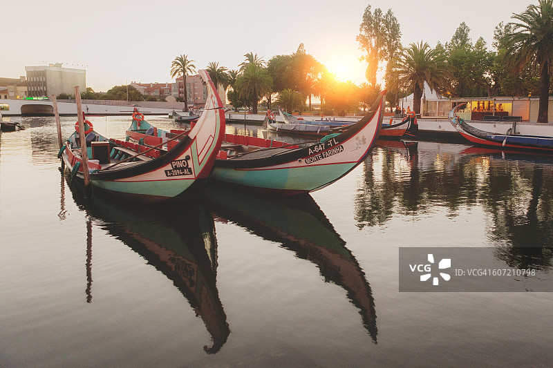 阿威罗日落时分的船只图片素材