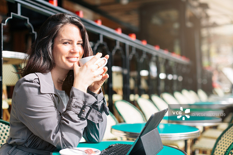 年轻女子在法国巴黎享受咖啡休息时光图片素材