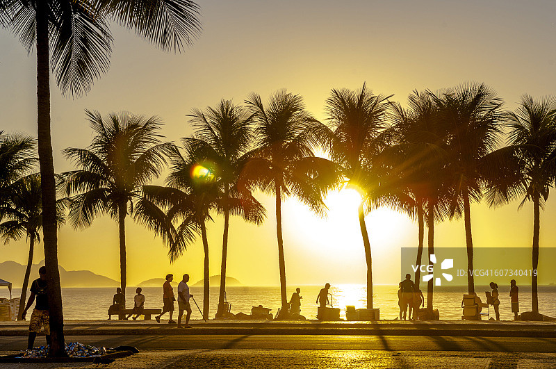 里约热内卢科帕卡巴纳海滩的日落景色图片素材