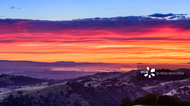 从汉密尔顿山看旧金山湾区日落图片素材