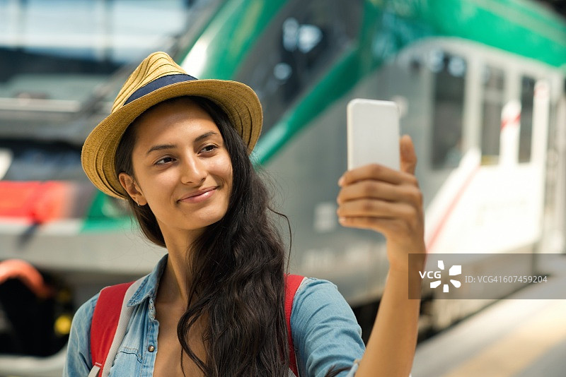 用自拍开启冒险之旅图片素材