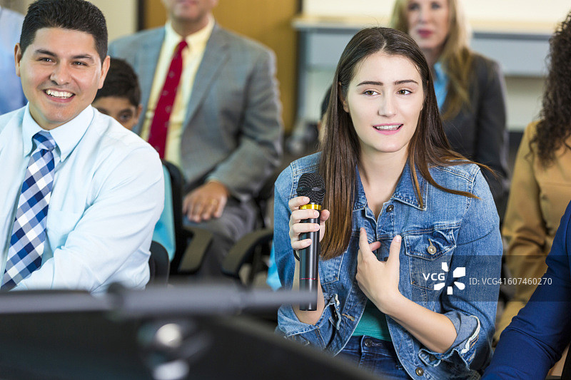 市民在会议中向市长候选人提问图片素材