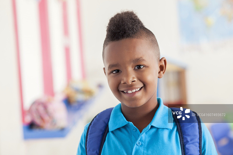 非洲裔美国小学生在教室里高兴地微笑图片素材