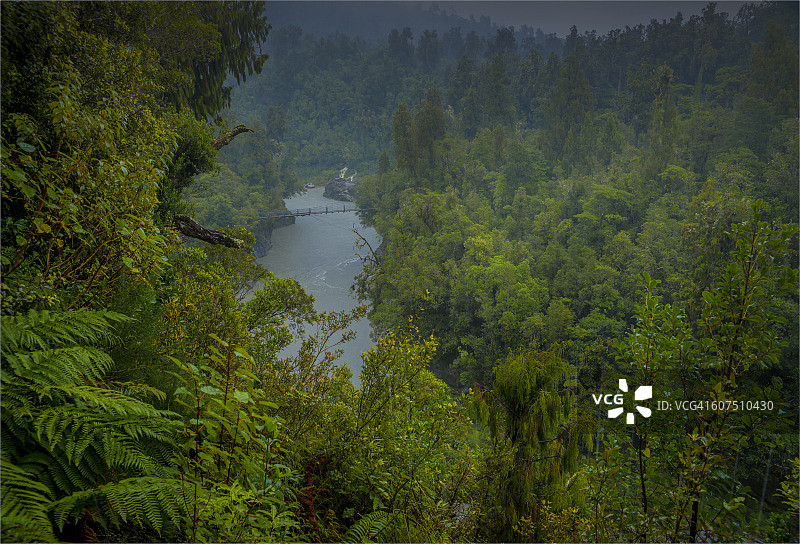新西兰南岛霍基蒂卡峡谷的雨天图片素材