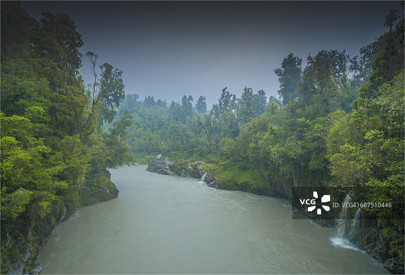 新西兰南岛霍基蒂卡峡谷的雨天图片素材