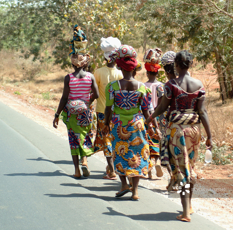 非洲布基纳法索：妇女头顶物品行走（2007年）图片素材