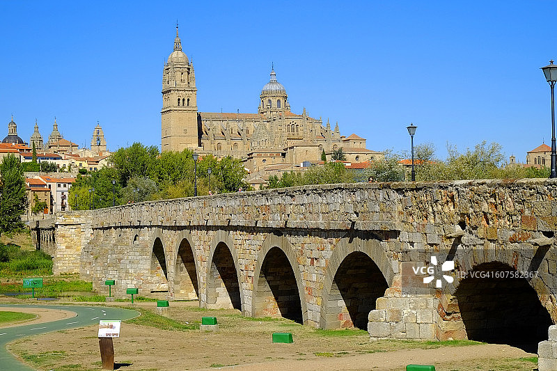 西班牙萨拉曼卡罗马桥图片素材