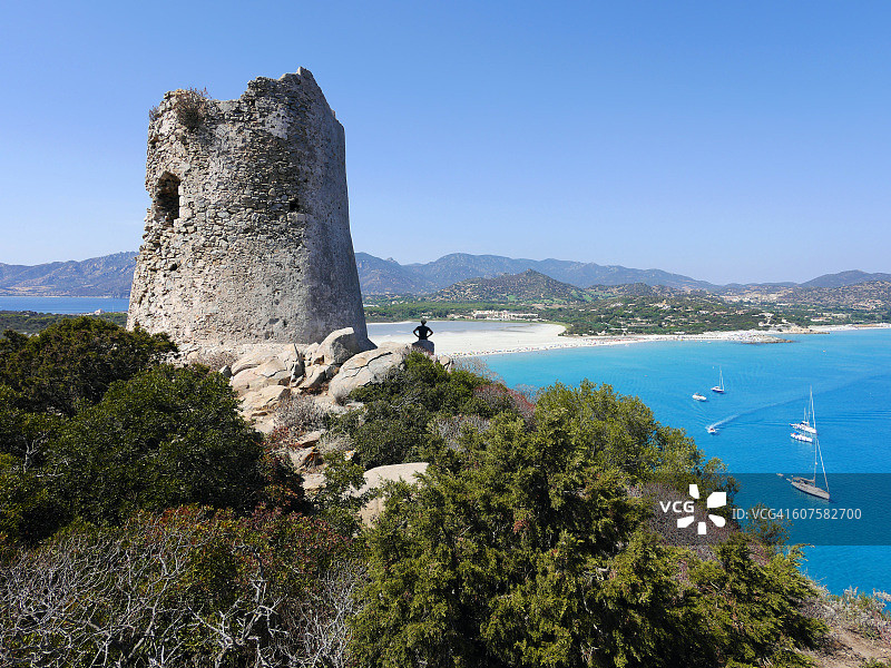 从托雷迪波托云科/撒丁岛向下看的男人图片素材