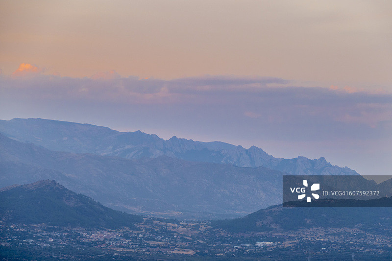 暮色下的瓜达拉马山国家公园远景，西班牙马德里图片素材