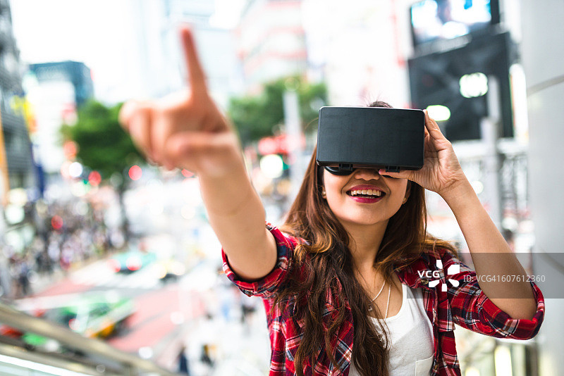 在东京使用VR模拟器的女大学生图片素材