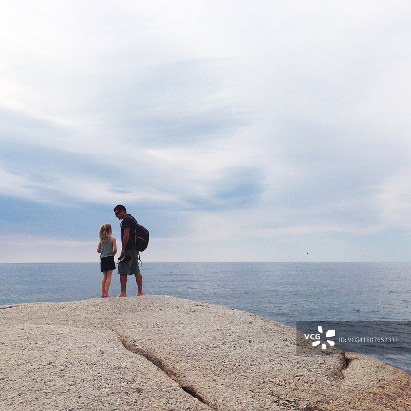 父女并肩站在海边图片素材