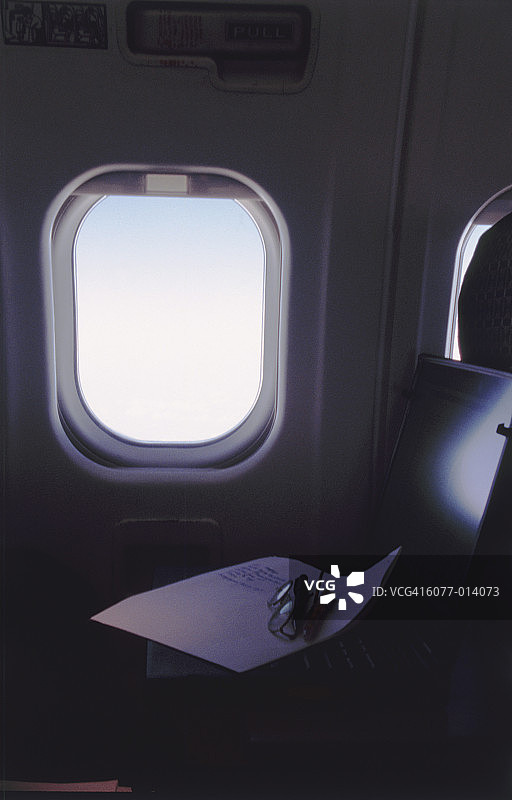 飞机座位上的笔记本电脑图片素材