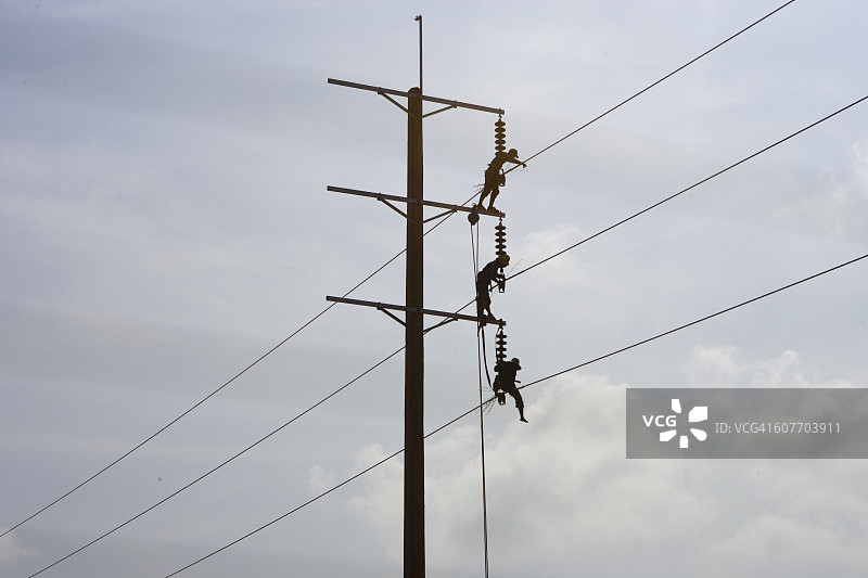 电力工人在线路作业图片素材