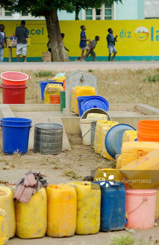非洲莫桑比克穆埃达：排队买水场景（2009年）图片素材