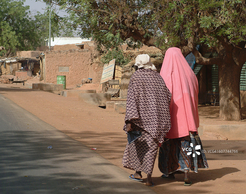 非洲尼日尔：村庄里行走的穆斯林妇女（2007年）图片素材