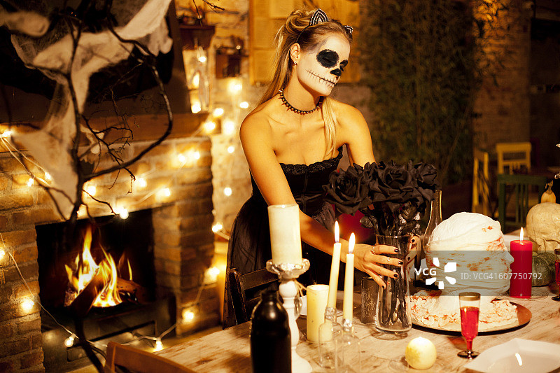 为万圣节之夜布置餐桌图片素材