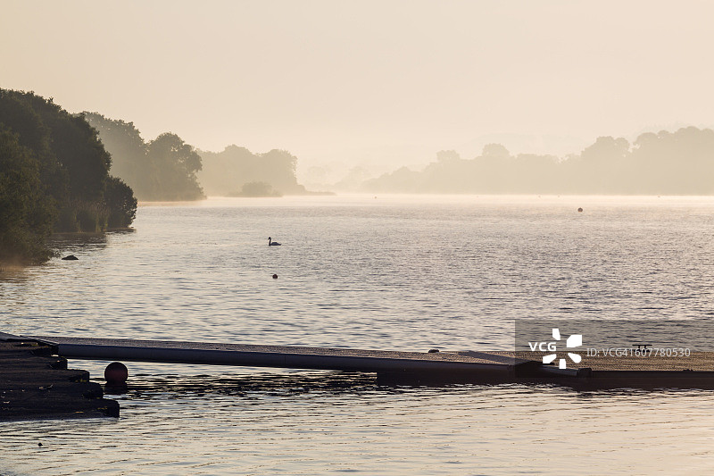 黎明时分湖上的码头图片素材