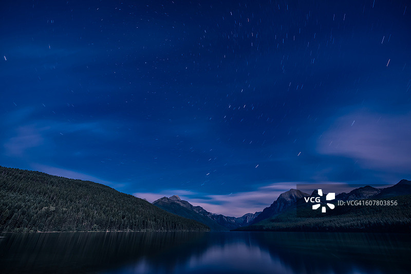 蒙大拿州冰川国家公园弓箭手湖上的星轨图片素材