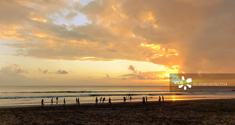 印度尼西亚巴厘岛库塔海滩的日落图片素材