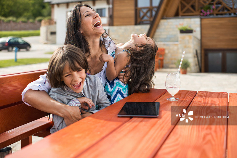 快乐的母亲和孩子们在户外玩耍，欢笑图片素材