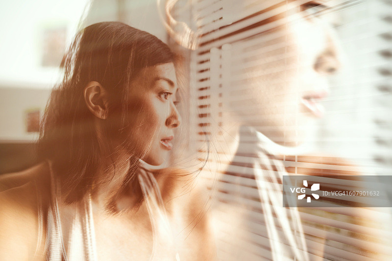 看向窗外的亚洲女人图片素材