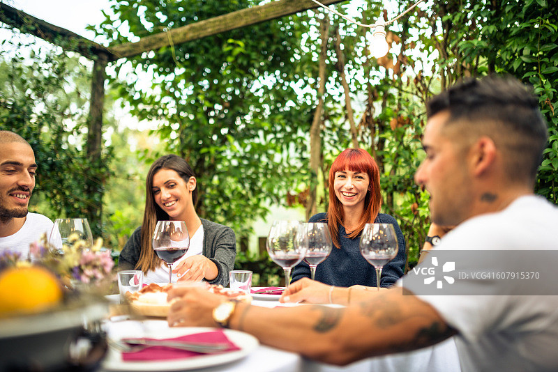 收获后朋友们举杯红酒庆祝图片素材